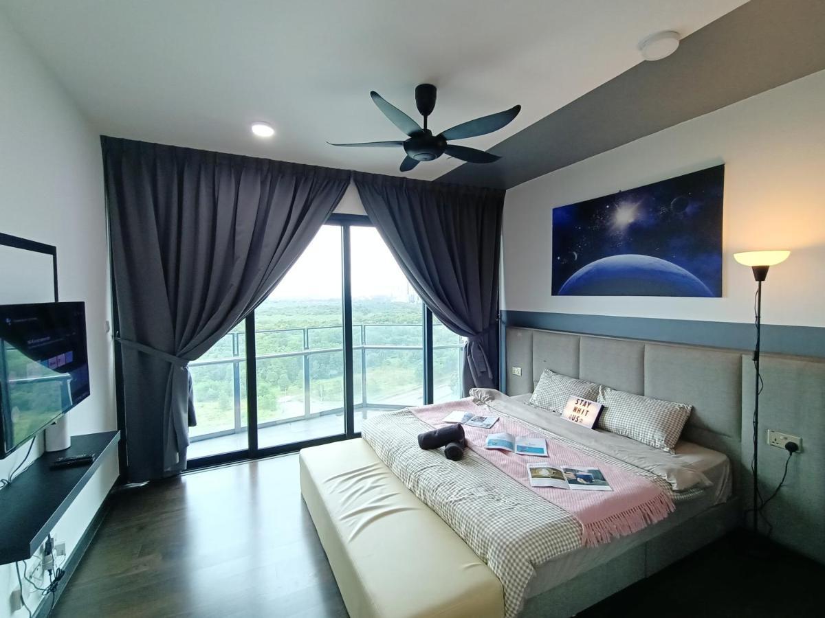 C1113 Almas Suites Galaxy Space Netflix By Stay نوساجايا المظهر الخارجي الصورة