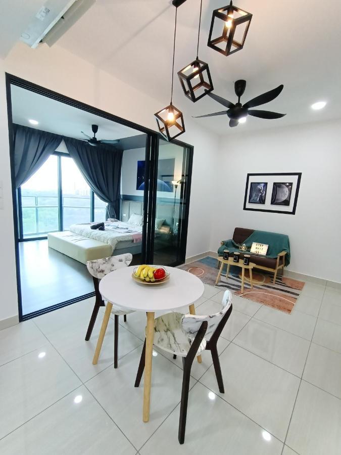 C1113 Almas Suites Galaxy Space Netflix By Stay نوساجايا المظهر الخارجي الصورة