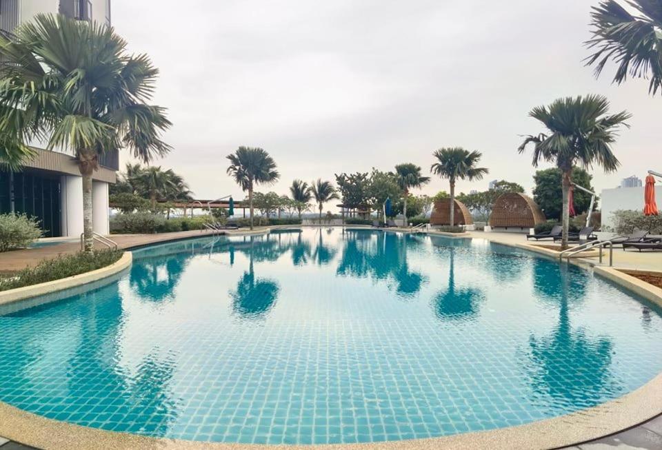 C1113 Almas Suites Galaxy Space Netflix By Stay نوساجايا المظهر الخارجي الصورة